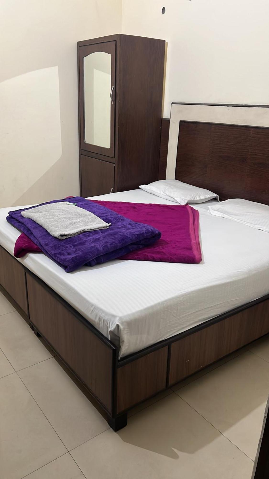Raja Guest House -- Jalandhar Railway Station -- For Family, Couples, Travellers Bagian luar foto