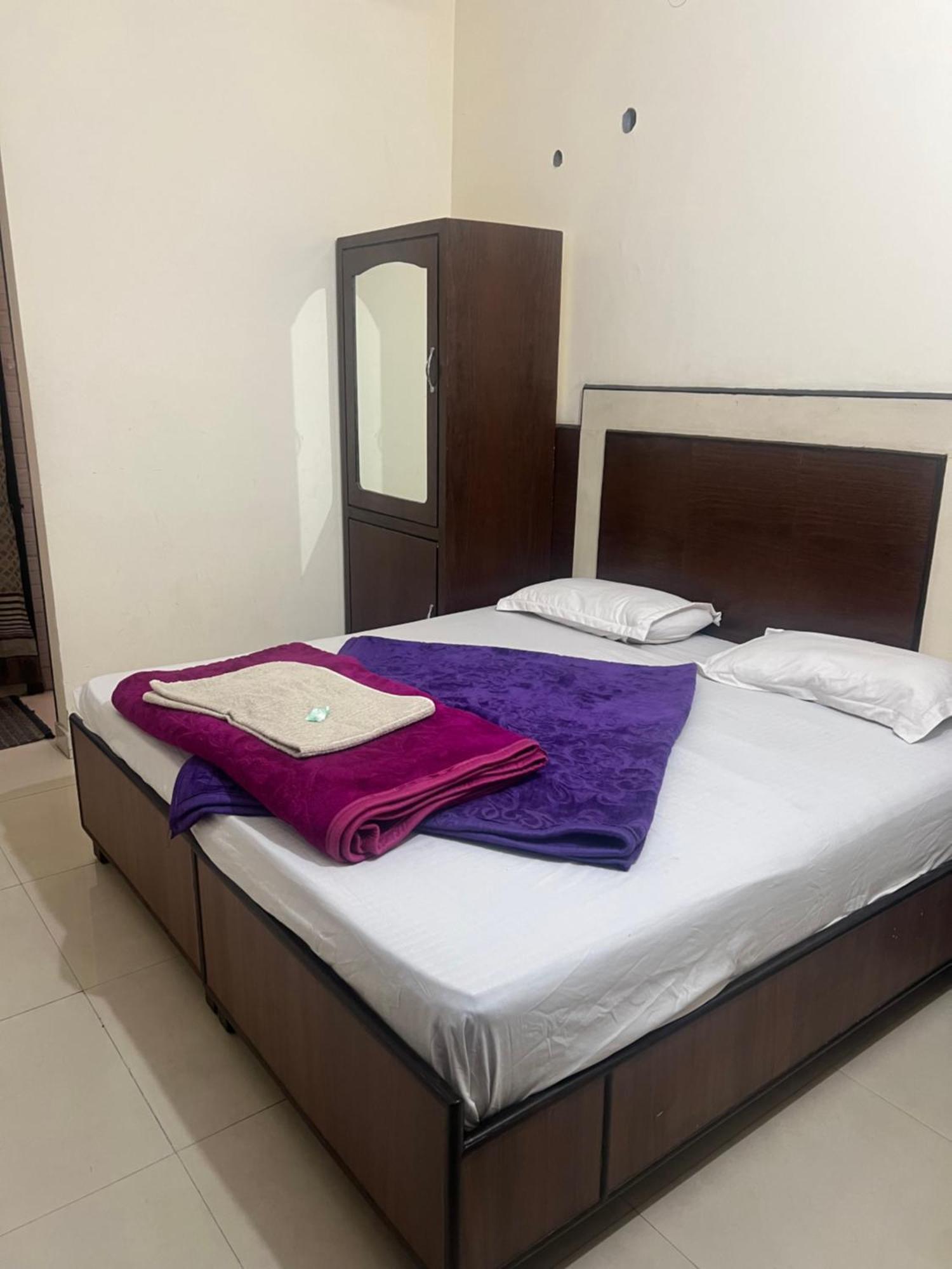 Raja Guest House -- Jalandhar Railway Station -- For Family, Couples, Travellers Bagian luar foto